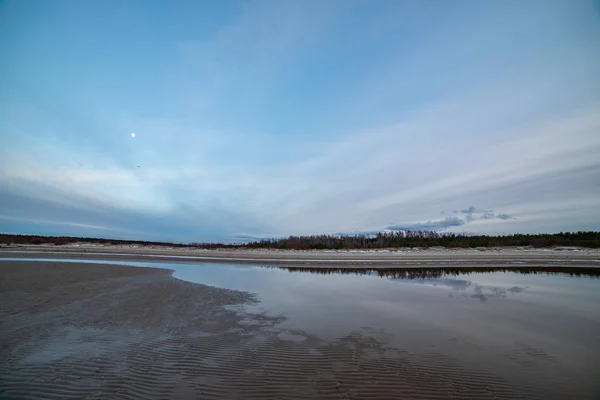 Spokoju rano latem na plaży, morza — Zdjęcie stockowe