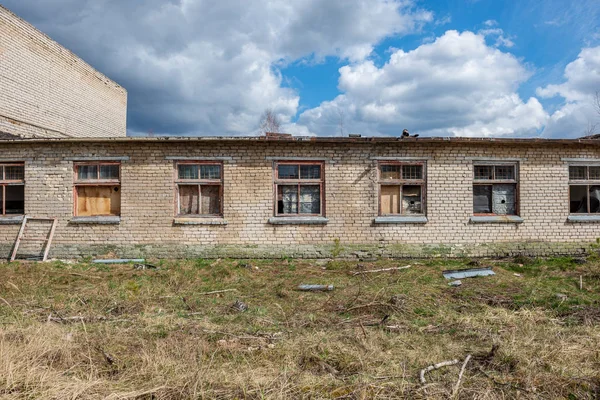 Edificios militares abandonados en la ciudad de Skrunda en Letonia —  Fotos de Stock