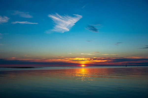 Calmo tramonto senza vento sul lago — Foto Stock