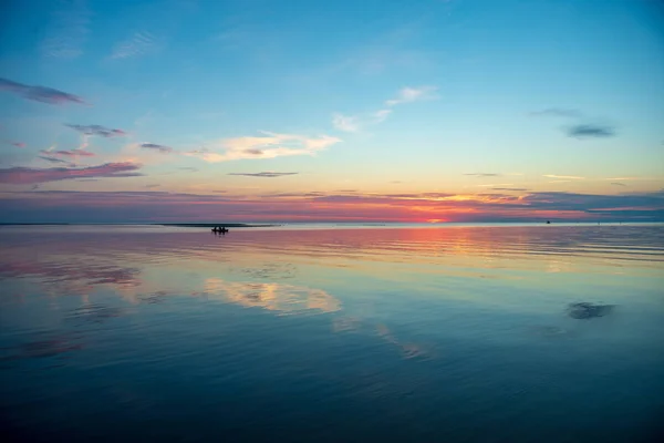 Kalm zonsondergang met geen wind op het meer — Stockfoto