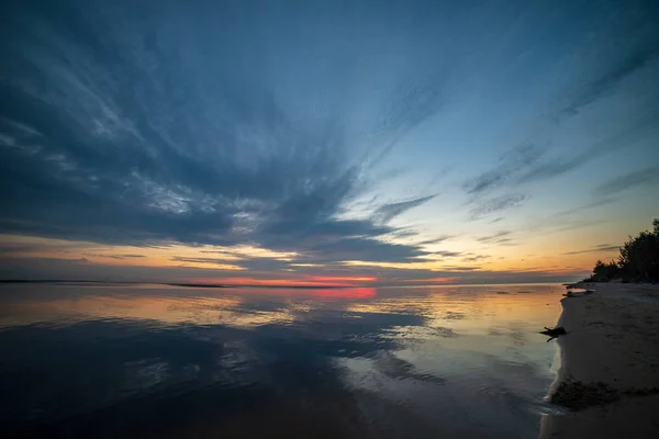 Calmo tramonto senza vento sul lago — Foto Stock