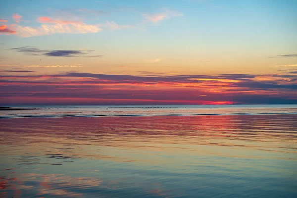Calmo tramonto senza vento sul lago — Foto Stock