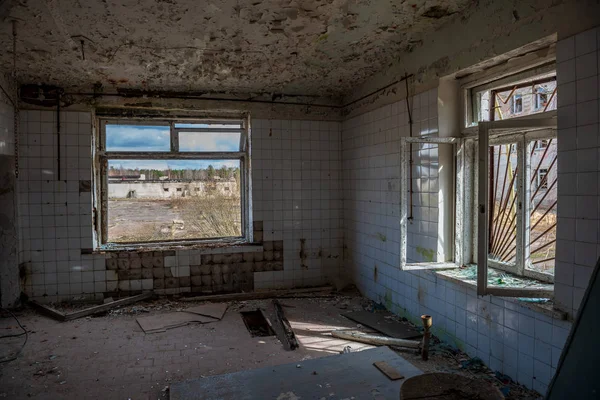 Bâtiments militaires abandonnés dans la ville de Skrunda en Lettonie — Photo