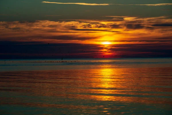 Calm sunset with no wind on the lake — Stock Photo, Image