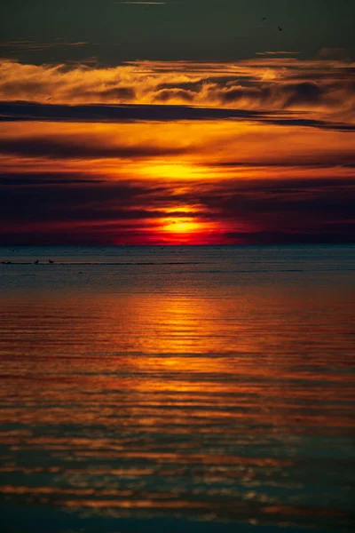 Pôr do sol calmo, sem vento no lago — Fotografia de Stock