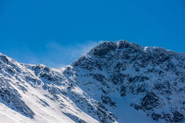 Invierno en Eslovaquia montañas Tatra. picos y árboles cubiertos de s — Foto de Stock
