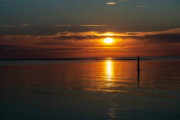 Kalm zonsondergang met geen wind op het meer — Stockfoto