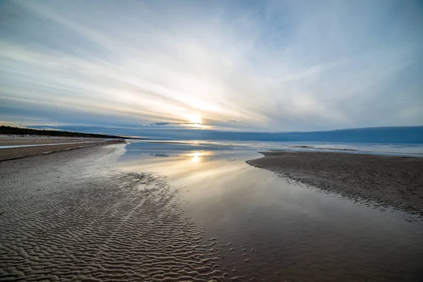 Ruhiger Morgen im Sommer am Strand — Stockfoto