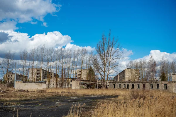 Opuštěné vojenské budovy v městě Skrunda v Lotyšsku — Stock fotografie