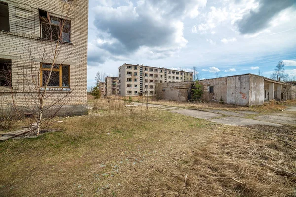 Edifícios militares abandonados na cidade de Skrunda, na Letónia — Fotografia de Stock