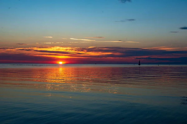 湖の風のない穏やかな夕日 — ストック写真