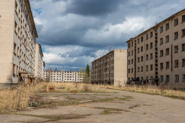 Edifícios militares abandonados na cidade de Skrunda, na Letónia — Fotografia de Stock