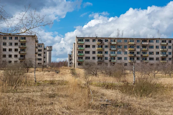 Edifícios militares abandonados na cidade de Skrunda, na Letónia — Fotografia de Stock