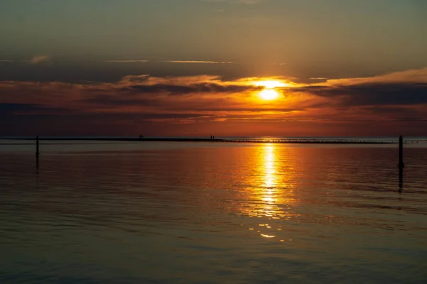 Kalm zonsondergang met geen wind op het meer — Stockfoto