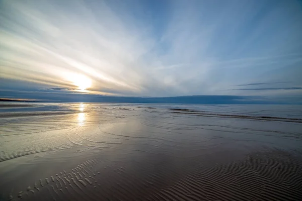 Spokoju rano latem na plaży, morza — Zdjęcie stockowe