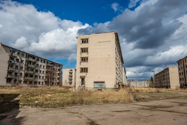 Edificios militares abandonados en la ciudad de Skrunda en Letonia — Foto de Stock