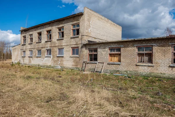 Bâtiments militaires abandonnés dans la ville de Skrunda en Lettonie — Photo