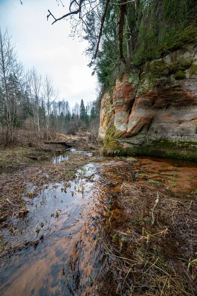 Zandstenen rotsen met natuurlijke grotten — Stockfoto