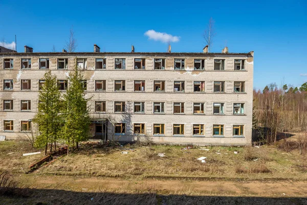 Verlaten militaire gebouwen in de stad van de Skrunda in Letland — Stockfoto