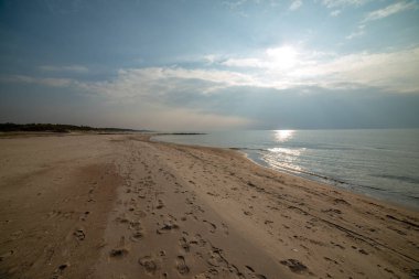 Sakin deniz plaj yaz büyük kayalar ve ahşap direklerin 