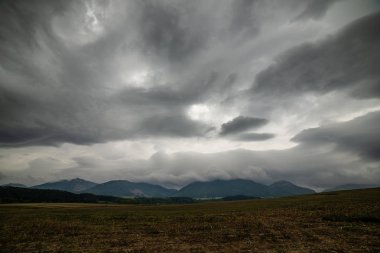 fırtına bulutları alanları Slovakya üzerinden