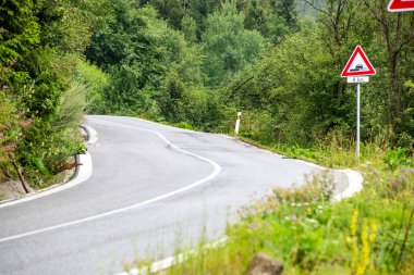 Sonbaharda boş asfalt yolu