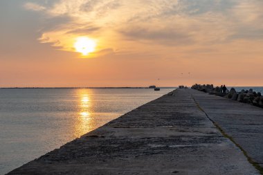 Sakin deniz plaj yaz büyük kayalar ve ahşap direklerin 