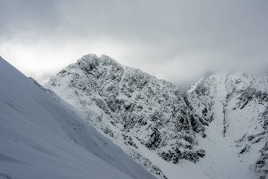 turistik rotalar Slovakya tatra Dağları'nda kar kaplı