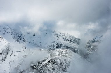 turistik rotalar Slovakya tatra Dağları'nda kar kaplı