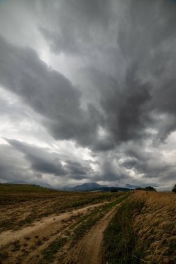 fırtına bulutları alanları Slovakya üzerinden