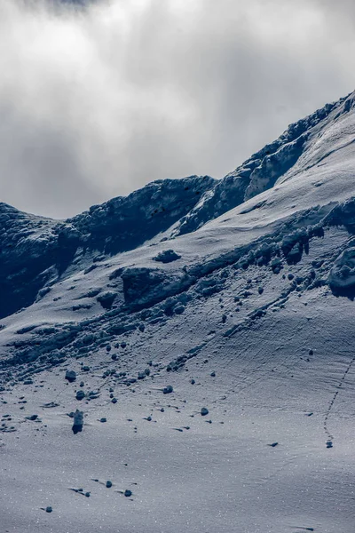Trilhas turísticas cobertas de neve nas montanhas de tatra da Eslováquia — Fotografia de Stock