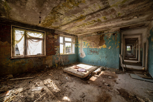 интерьер старого военного здания в Латвии
