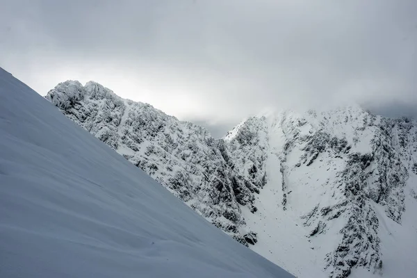 Trilhas turísticas cobertas de neve nas montanhas de tatra da Eslováquia — Fotografia de Stock