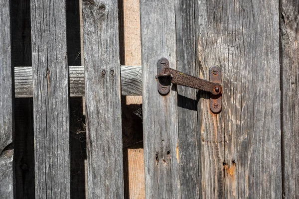 Vecchia recinzione in legno nel parco di campagna — Foto Stock