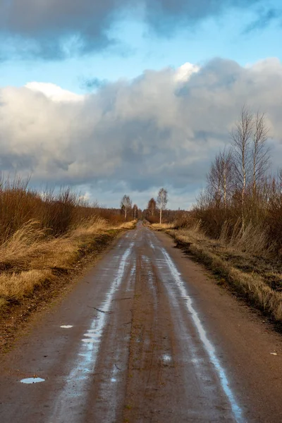 Lege onverharde weg in de herfst — Stockfoto