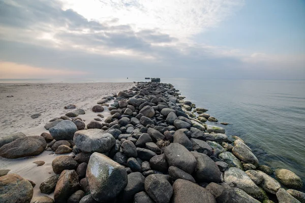 큰 바위와 나무로 되는 극에서 여름에 잔잔한 바다 해변 — 스톡 사진