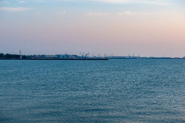 Nyáron a nagy sziklák és fa oszlopok a nyugodt tenger beach — Stock Fotó