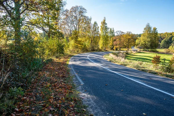 Estrada de cascalho vazio no outono — Fotografia de Stock