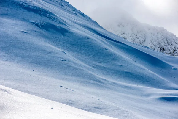 Trilhas turísticas cobertas de neve nas montanhas de tatra da Eslováquia — Fotografia de Stock