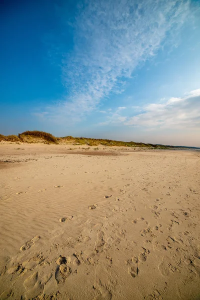 Spokojne morze plaża w lecie z dużych skał i drewnianych słupach z — Zdjęcie stockowe
