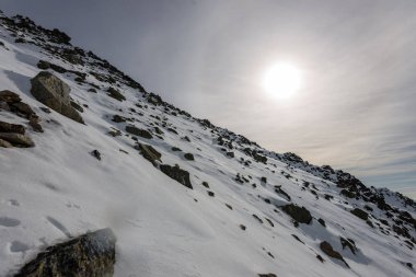 kar kapalı dağ zirveleri ve Slovakya Tatra turist parkurları. kış yürüyüş görünümü