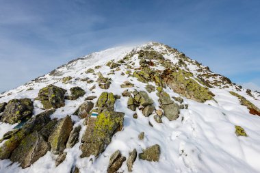 kar kapalı dağ zirveleri ve Slovakya Tatra turist parkurları. kış yürüyüş görünümü