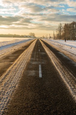 Orman woth mavi gökyüzü buz ve kar kaplı karlı kış yolu
