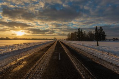 Orman woth mavi gökyüzü buz ve kar kaplı karlı kış yolu