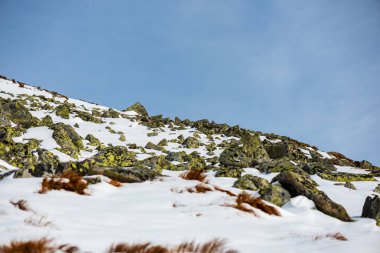 kar kapalı dağ zirveleri ve Slovakya Tatra turist parkurları. kış yürüyüş görünümü