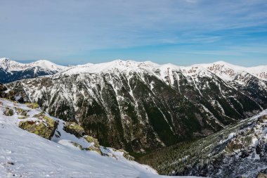 kar kapalı dağ zirveleri ve Slovakya Tatra turist parkurları. kış yürüyüş görünümü