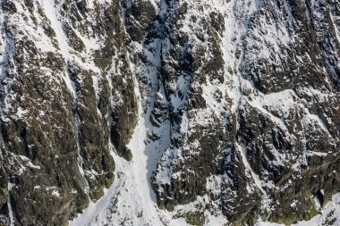 kar kapalı dağ zirveleri ve Slovakya Tatra turist parkurları. kış yürüyüş görünümü