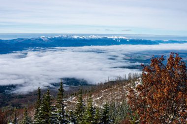 kar kapalı dağ zirveleri ve Slovakya Tatra turist parkurları. kış yürüyüş görünümü
