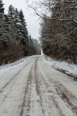 Orman woth mavi gökyüzü buz ve kar kaplı karlı kış yolu