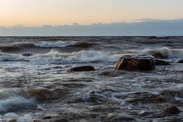 Temps Tempête Sur Plage Par Rivage Rocheux Mer Latvia Coucher — Photo